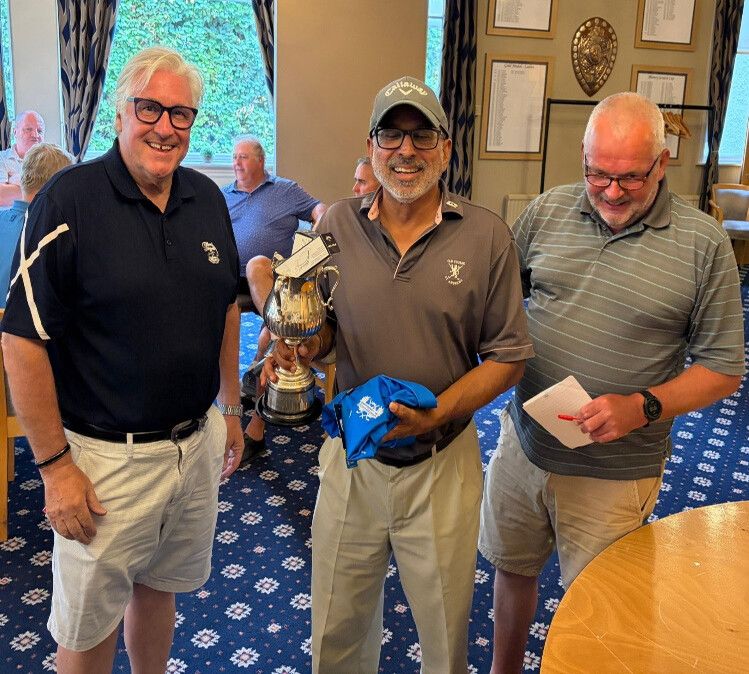 Sunshine, fast fairways and £805 for the Benevolent Fund at Banstead, photograph 1