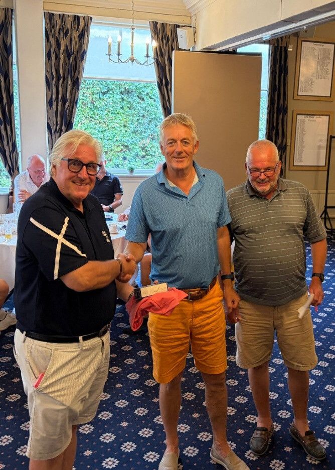 Sunshine, fast fairways and £805 for the Benevolent Fund at Banstead, photograph 2